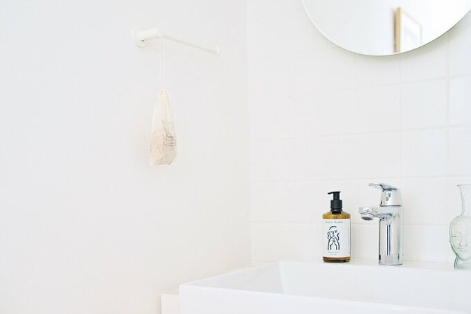 白が基調の洗面台と壁に掛けられたウッドチップ