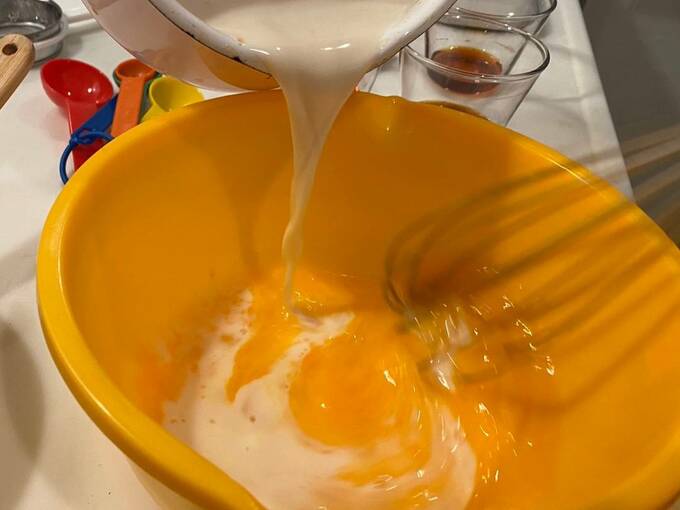 ボウルに牛乳を加える