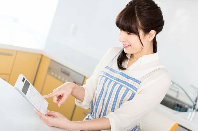 電卓を持つ女性