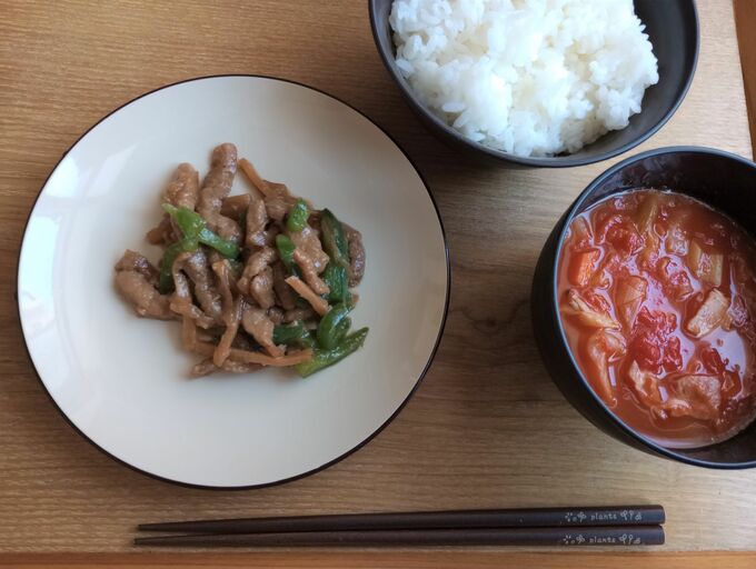 チンジャオロースーと野菜スープの昼食