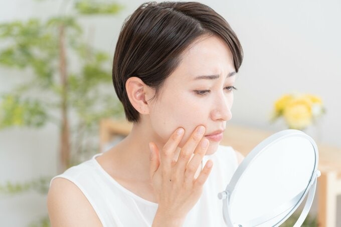 メイク崩れを気にする女性