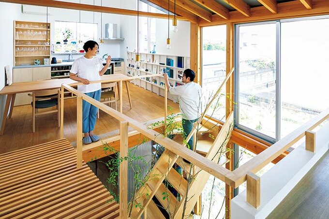 吹き抜けを介して各空間がつながる開放的な間取り
