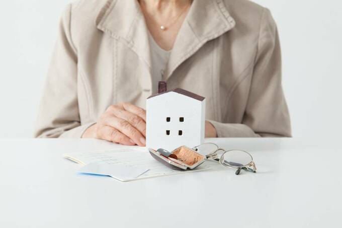 家の置物やメガネなど