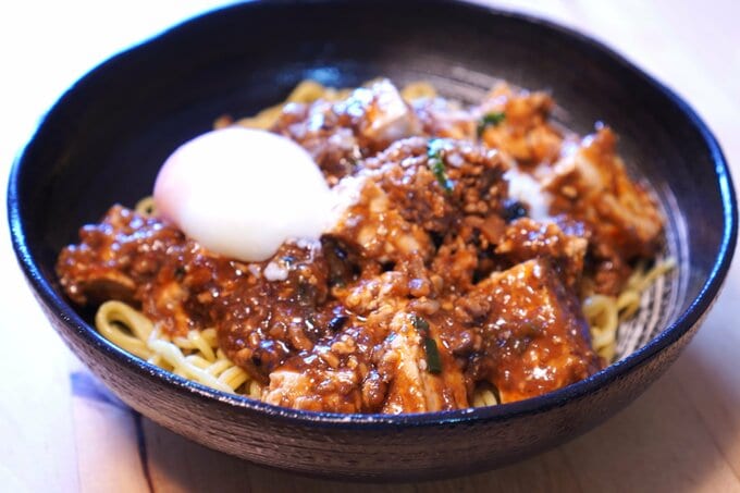 ご飯や中華麺にのせて温泉卵をトッピング