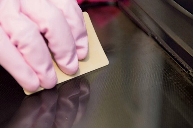 カードでガラス扉のこびりつき汚れを落とす