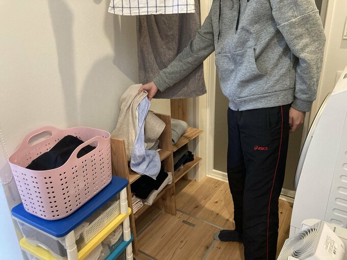 干したあとは、移動することなく乾いた洗濯物をたたむ