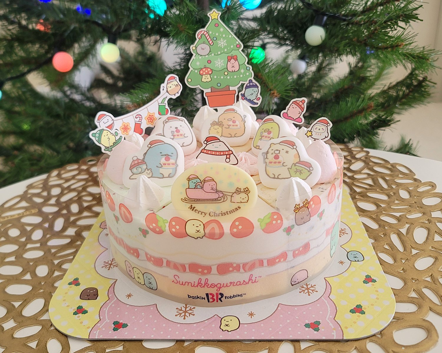 サーティワンのクリスマスは「すみっコぐらし」が話題。食べるのがもったいないアイスクリームケーキの全貌 | ESSEonline（エッセ オンライン）