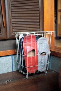 夏の間しまっていたスリッパも秋になると登場します