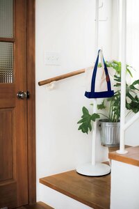 返却予定の図書館の本は玄関脇の上着かけにスタンバイ