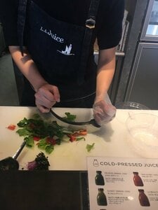 チョップドサラダとコールドプレスジュースでローフードランチを堪能