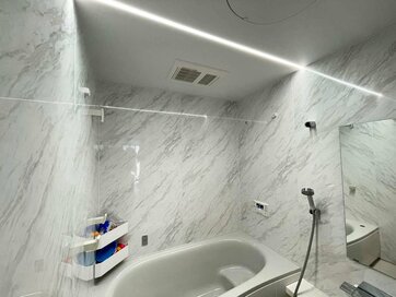 浴室の壁をマグネットでフル活用。イスも掃除道具も浮かせて快適＆家事ラクに