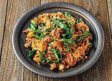 味つけは焼き肉のタレで簡単。おうちで絶品「ひき肉とニラのチャプチェ」レシピ