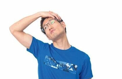 1分で頭痛が解消するストレッチ。コツは背中を丸めること