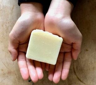 注目の固形シャンプー。つめ替え作業不要、髪にも地球にも優しい