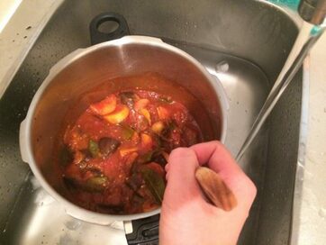 つくりおきおかずの食中毒を防ぐコツ！菜箸の使い回しにはご注意を