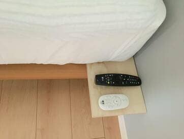 板1枚を挟むだけ！ベッドまわりのちょい置き収納スペース