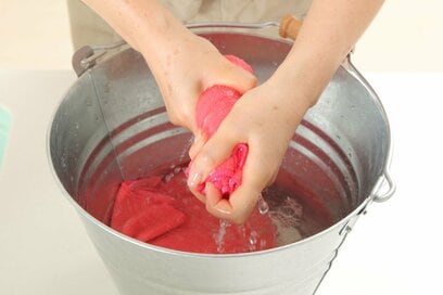 夏の床のベタつきは「重曹」で解決！掃除のプロが続ける、サラサラ床を保つ掃除術