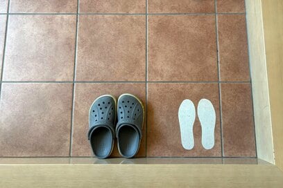 100均の“足跡シート”で靴の定位置が決まった！玄関の「すっきり収納」アイデア3つ