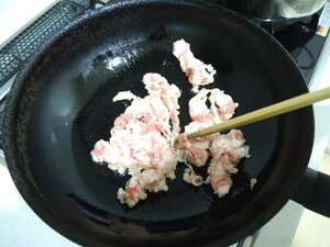 豚バラ肉を炒める