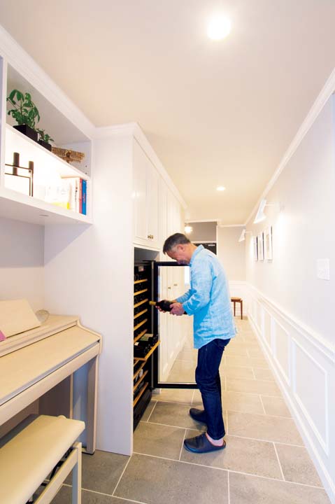 ワインセラーからワインを取り出す夫