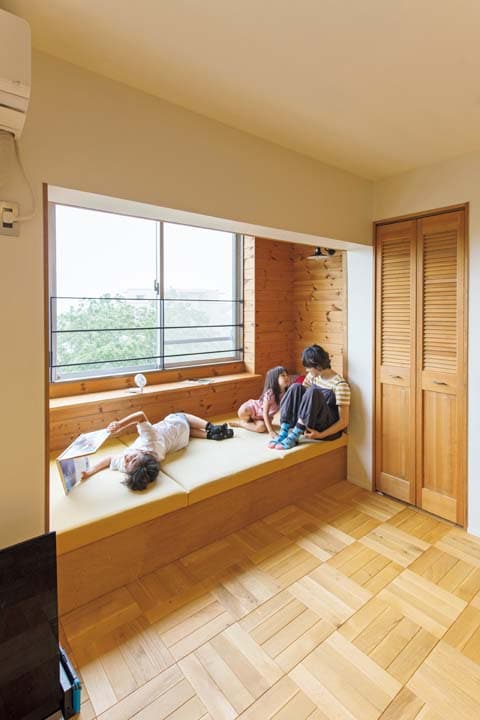 サンルームだった場所にソファを造作