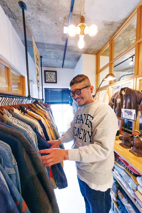 夫の古着コレクションが並ぶウォークインクローゼット