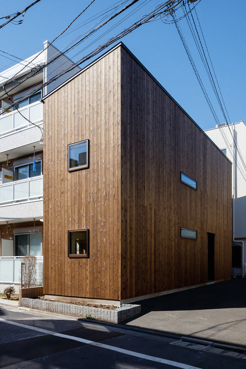 約15坪の細長い敷地に建てた木の箱のような家