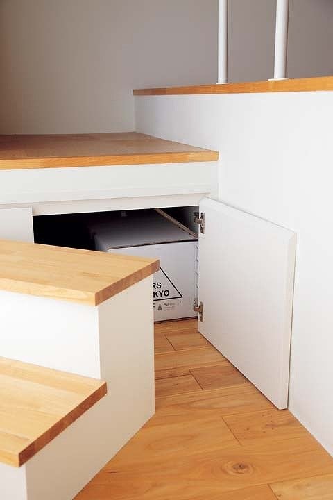 小上がりの階段下も収納に活用