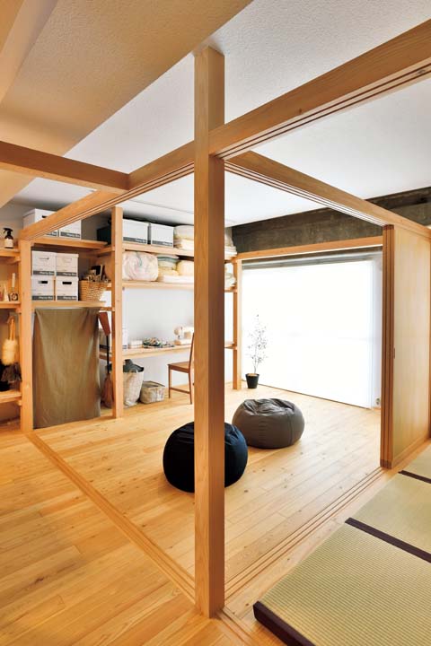 襖で間仕切りできるように、柱と鴨居を設けたリビング