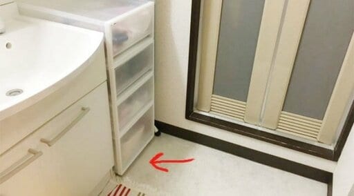 矢印部分にコノ字棚を設置