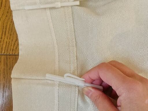 ホコリをはらったらフックを外す