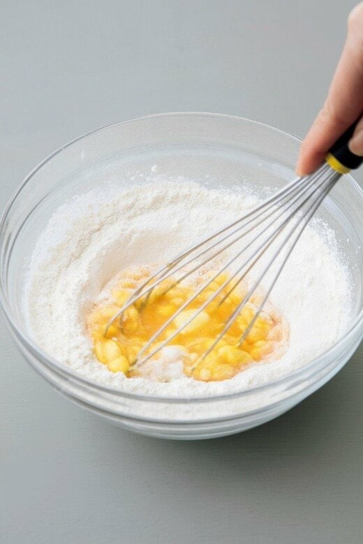 ボウルに入った粉や卵を混ぜる様子