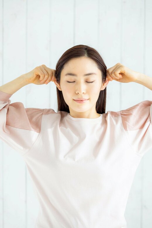 耳を3方向に引っぱる画像