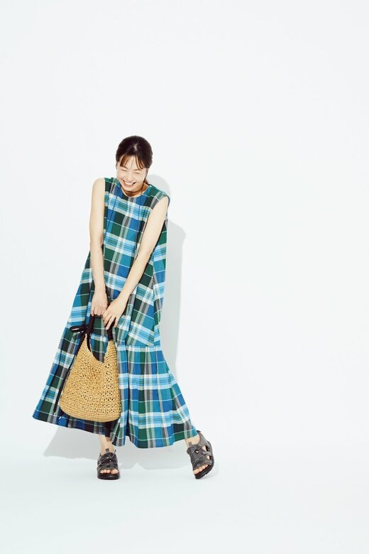 チェックワンピースを着た女性