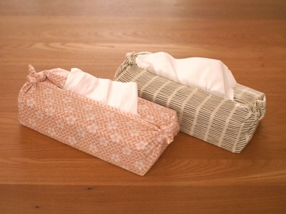 テーブルのカラーになじむ色の手ぬぐいで箱をカバー