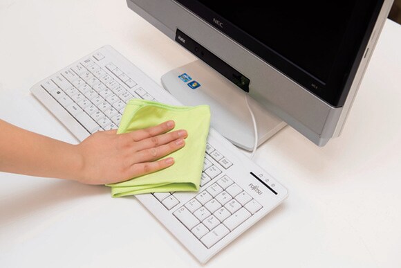 背面、画面、キーボードをふく