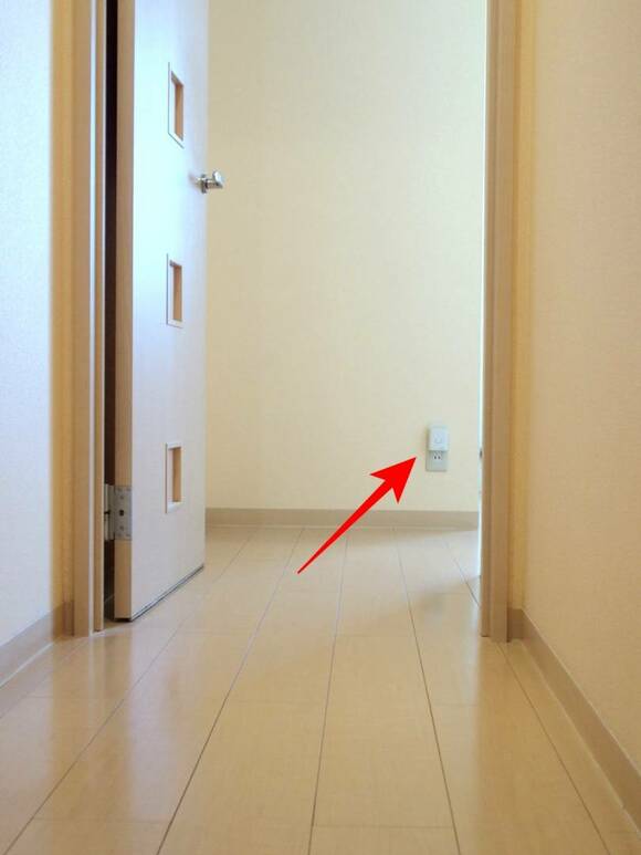 寝室の出入り口近くのコンセントにライト