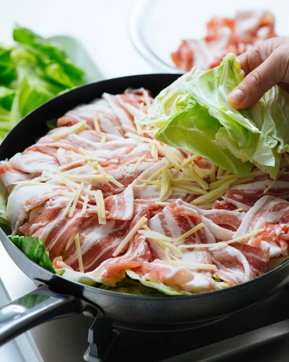 豚バラの上にキャベツを盛り付ける