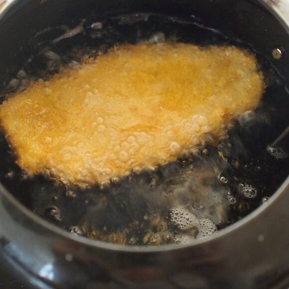 （3）　（2）を180℃に熱した油でキツネ色になるまで揚げる。