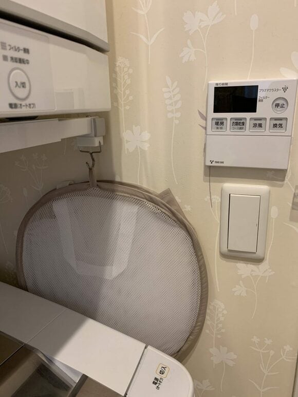 洗濯カゴは折りたたみができるメッシュ素材