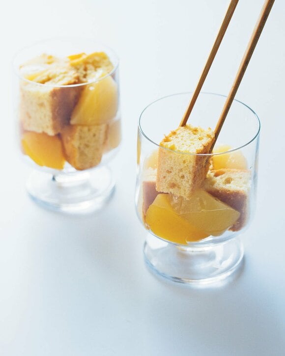 グラスに桃とスポンジ