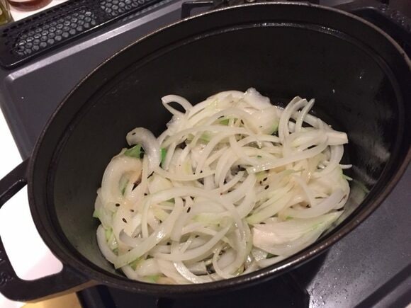 タマネギを炒めます