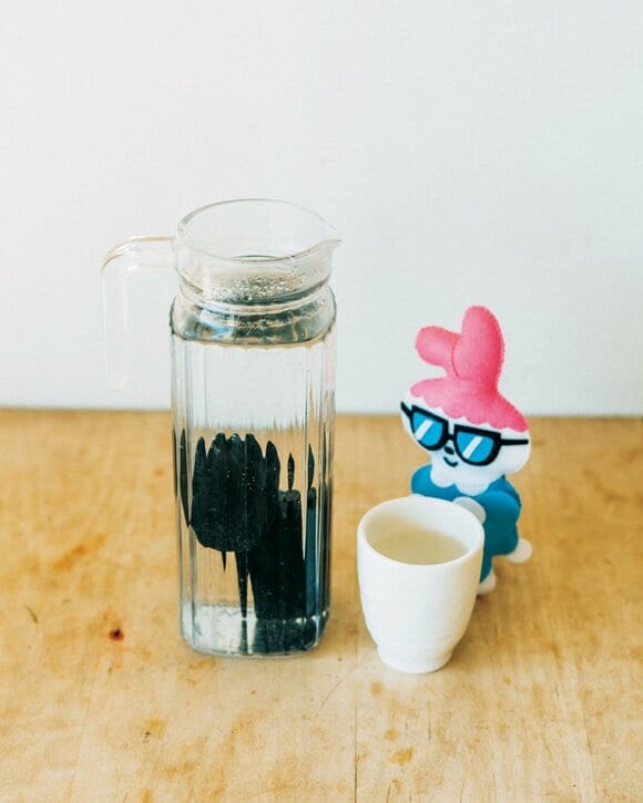 木炭が入った水