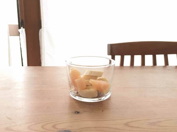 フルーツを切ってコップなどに入れます