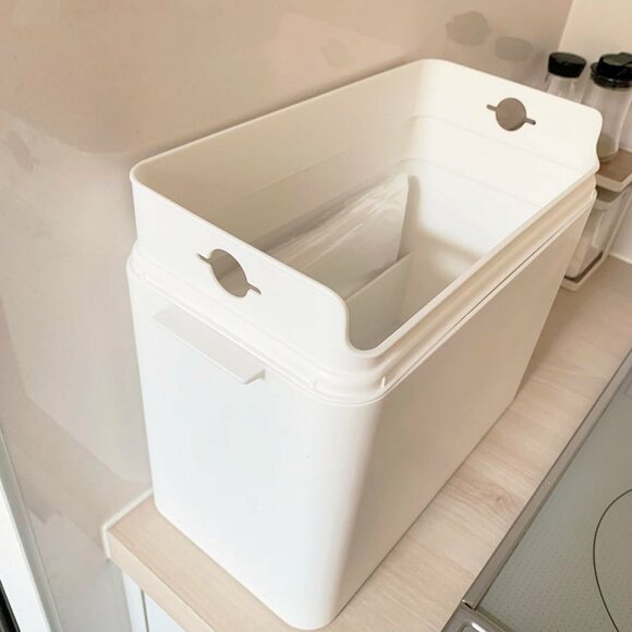 ゴミ箱の中に替えのゴミ袋