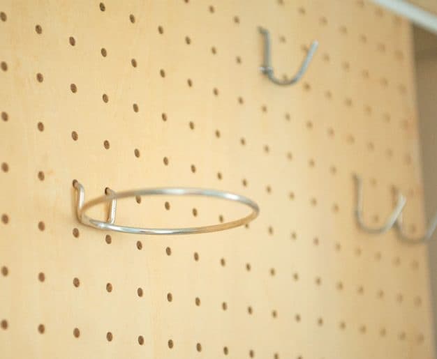 有孔ボードにフックを設置した様子
