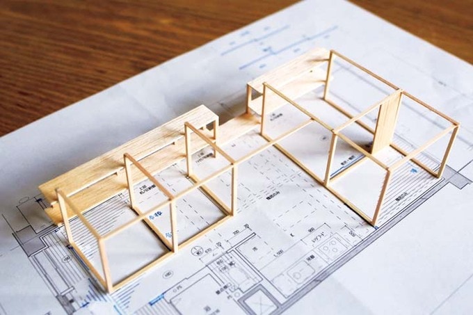 鴨居、柱、造作収納で構成されたリノベの模型