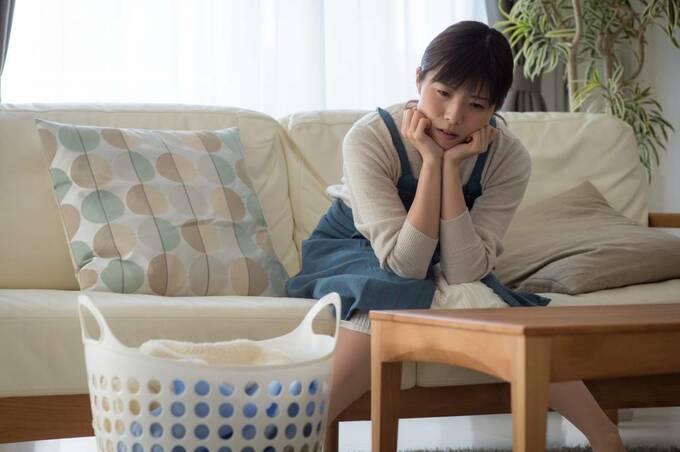 ソファに座る女性