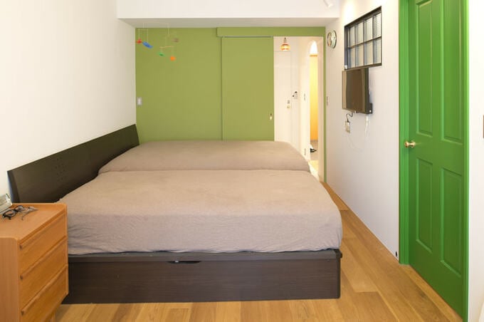 グリーンがアクセントの寝室