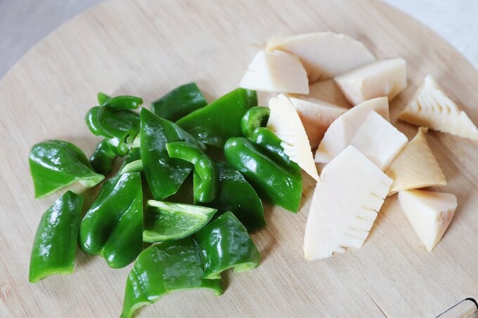 ピーマンとタケノコ切る